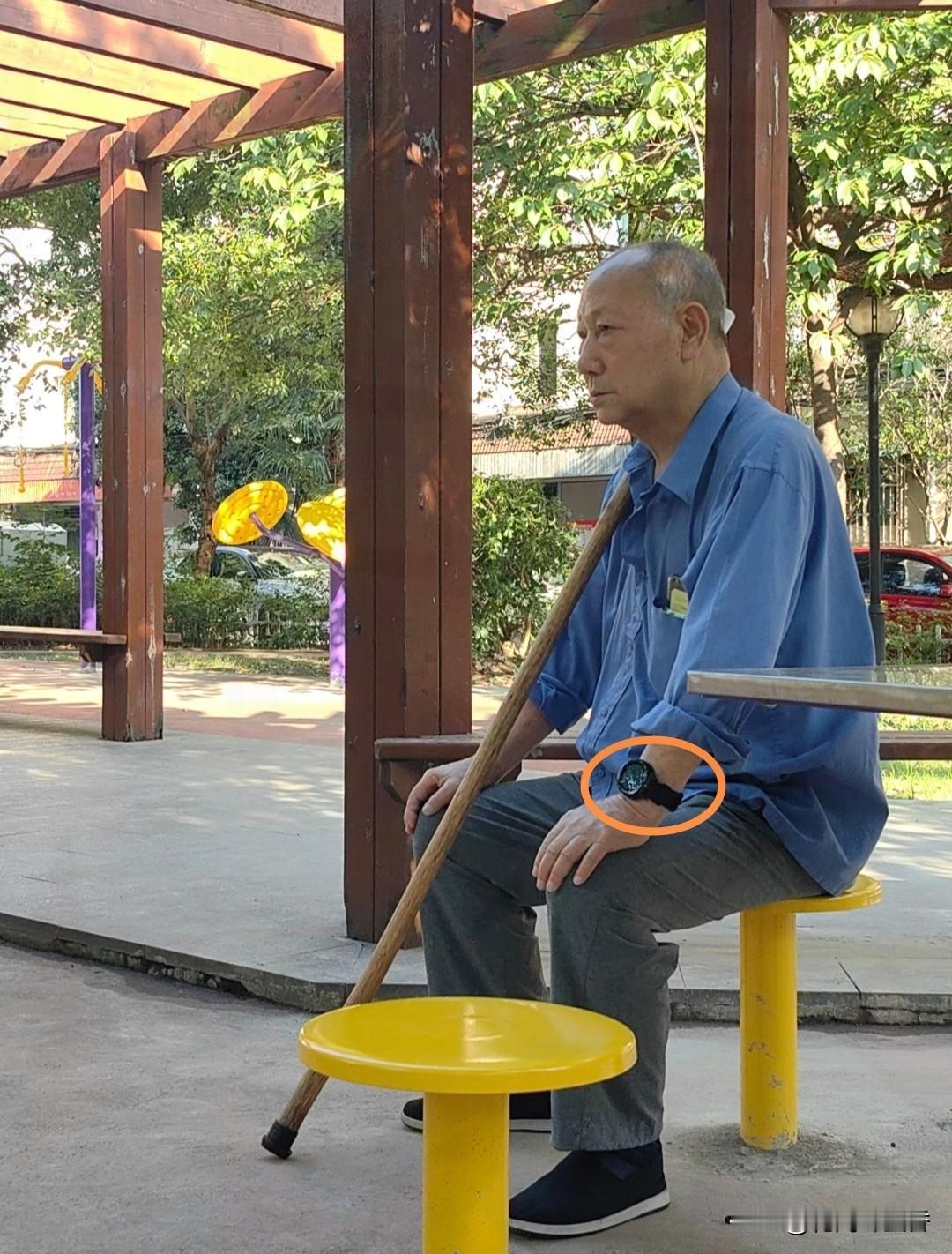 独生子女的父母现在老了怎么办?独生子女父母的养老，靠的是政策托底、社区帮扶与家庭