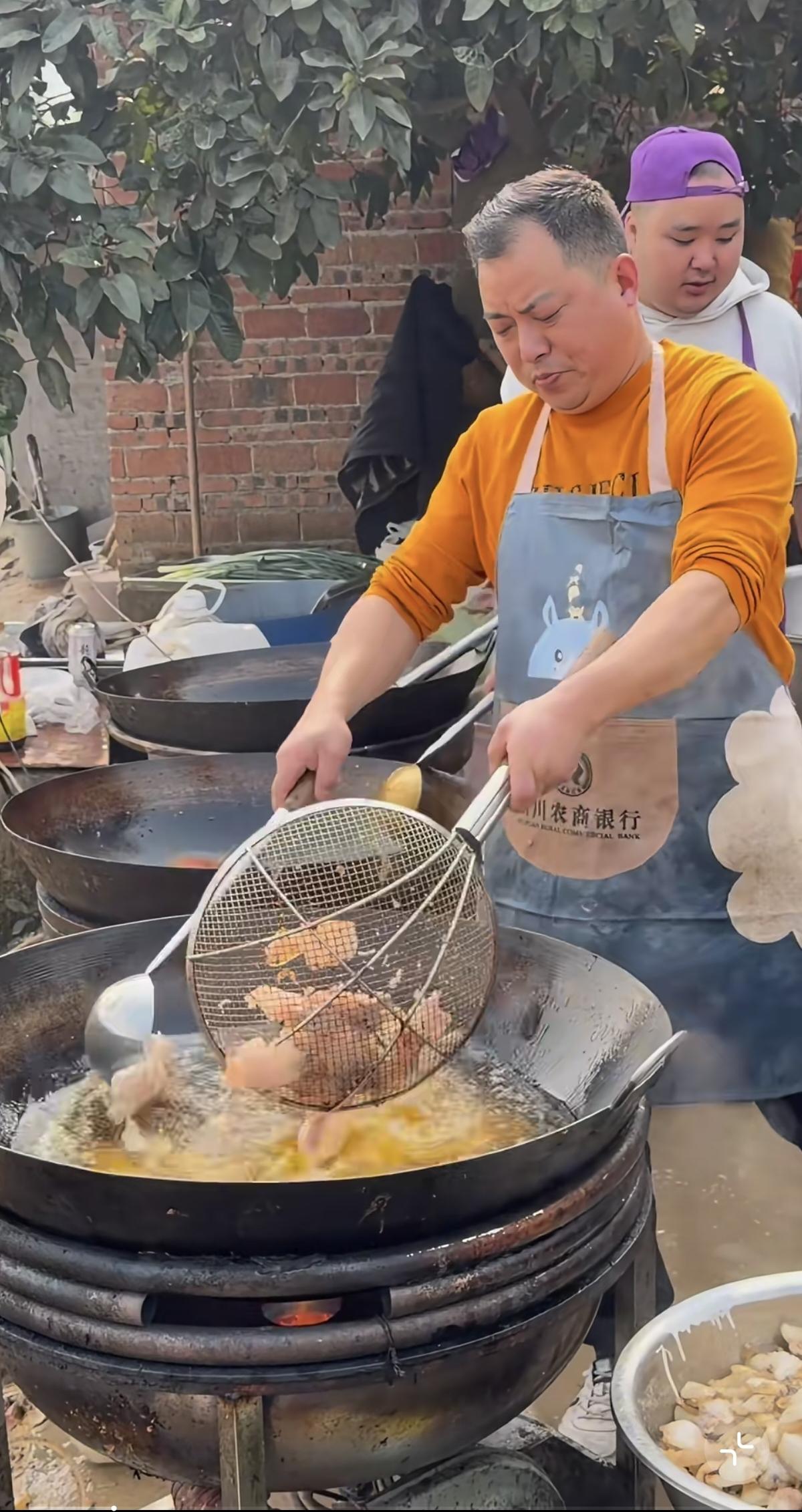 去呆呆家门口转了一圈，这场面真有点让人看不懂。几千号人围在那，举着手机的能有