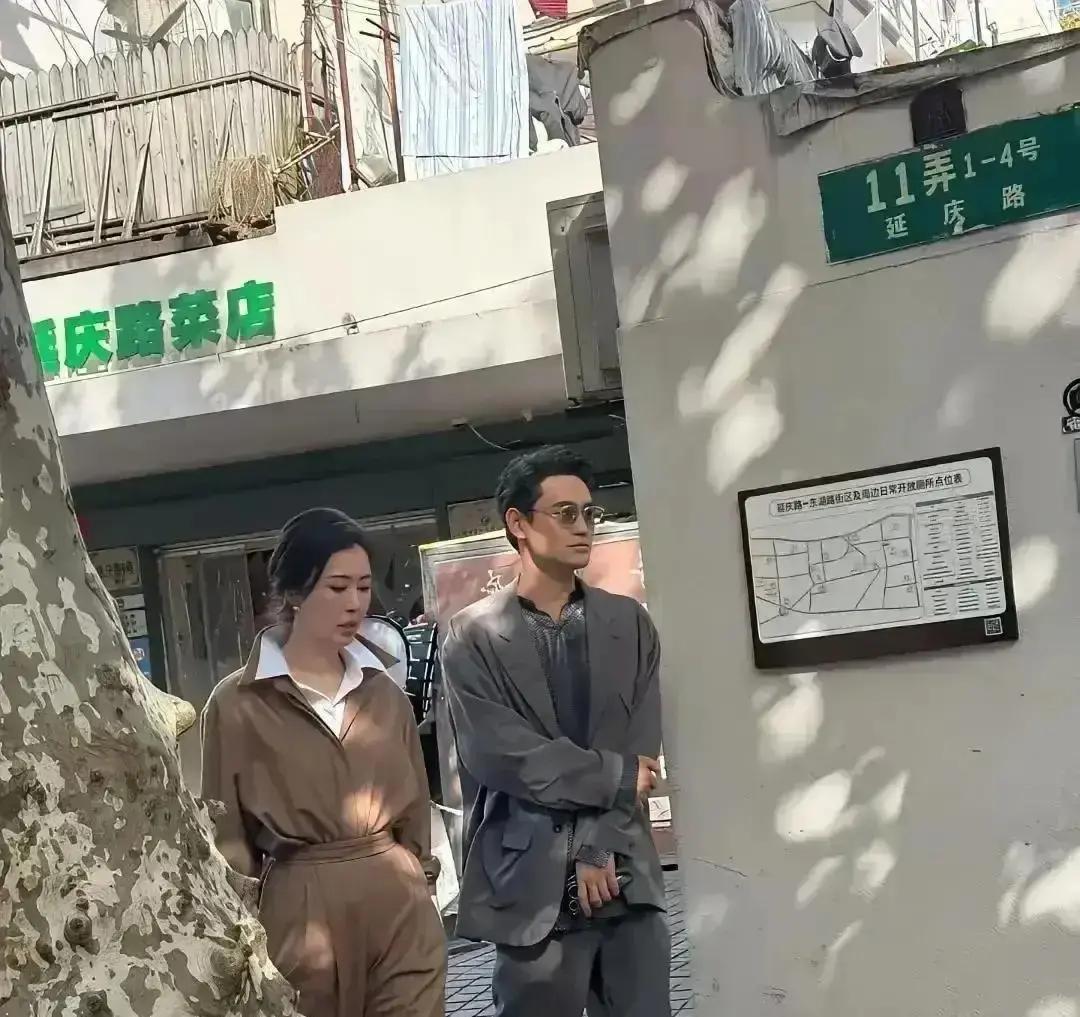 72岁王石深夜吃拉面照片里只有一双筷子。7月31日，这位万科创始人独自坐在