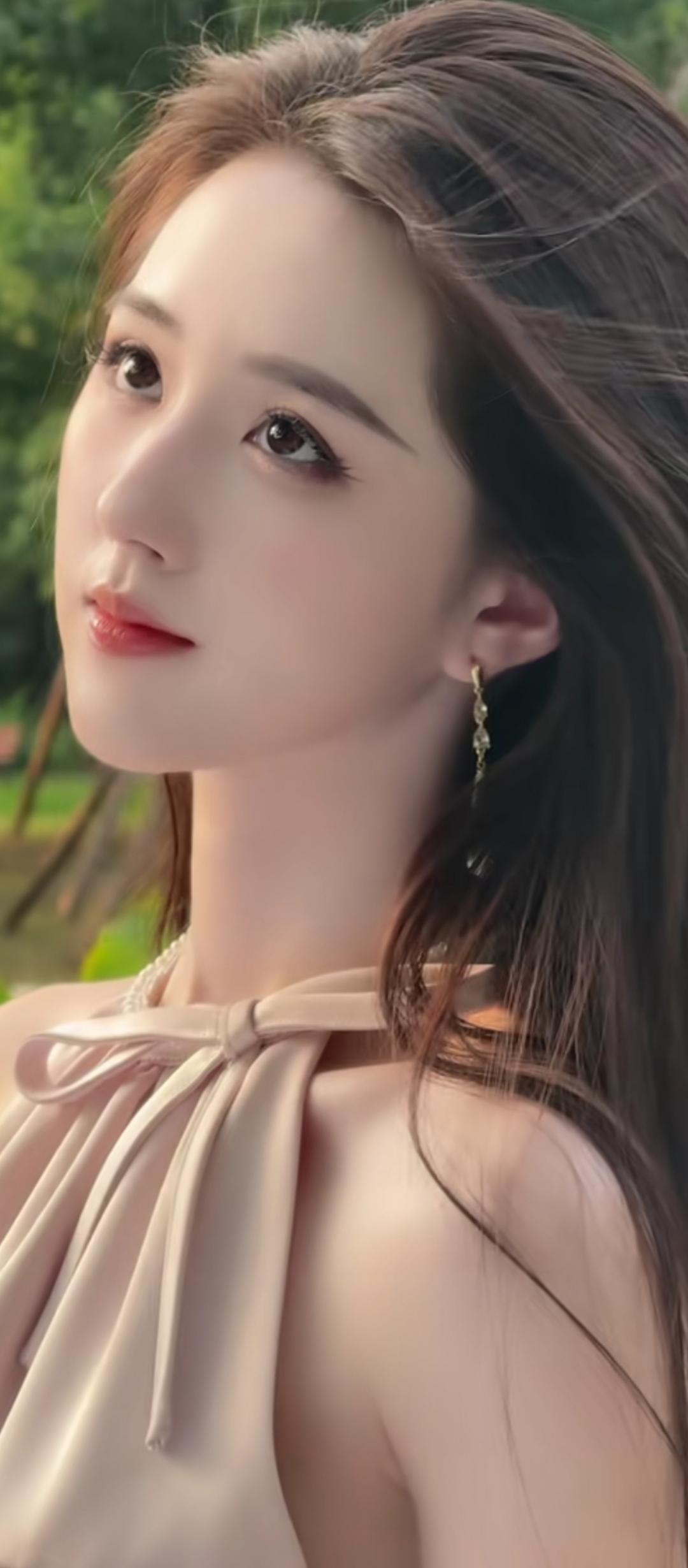 绿树掩映中，美人倚栏望。