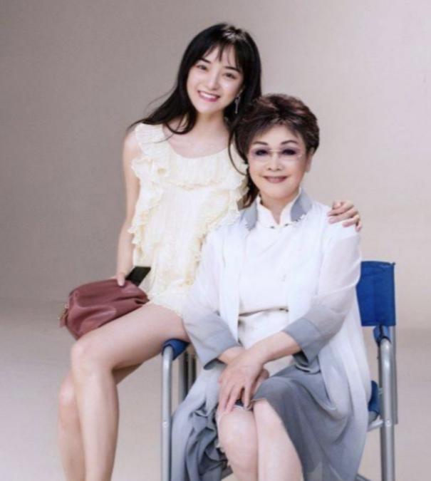 1968年，李谷一与金铁霖结婚后，因为不能生育而离婚！她二婚嫁给开国元勋肖劲光之