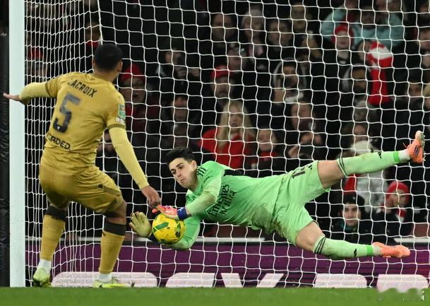 阿森纳凯帕是不是扑点之王？非点球决战，他职业生涯扑出8个点球，被打进25次。扑