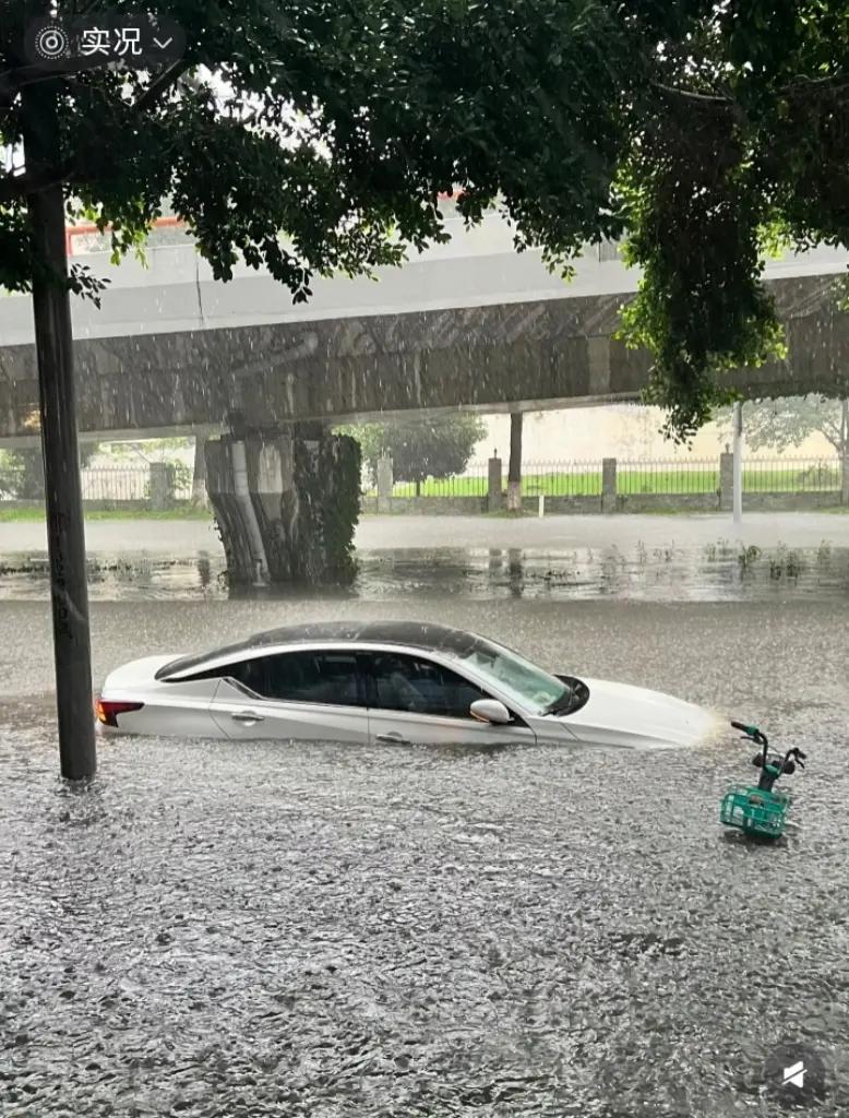 7月11日，这回四川遭殃了，没等来台风，却等来了突如其来的暴雨，成都很多二