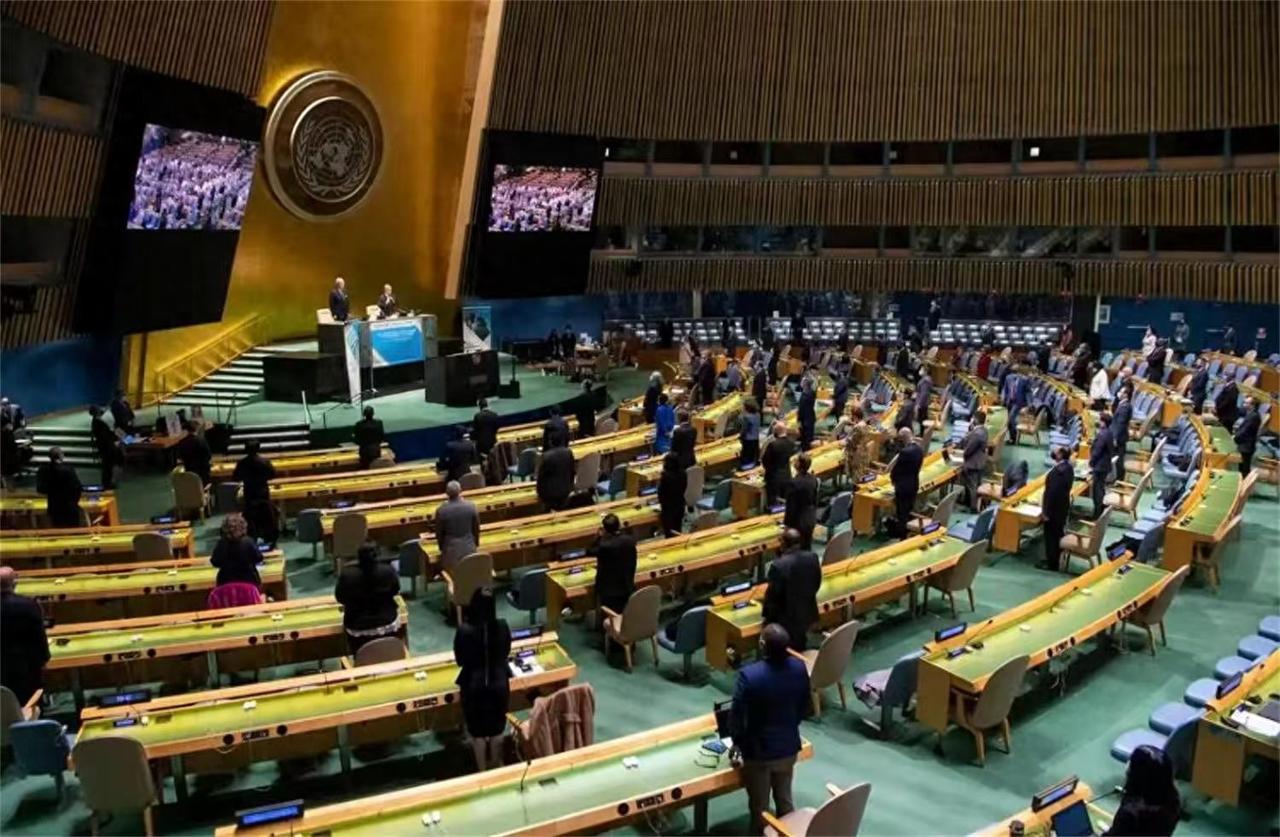 耿爽举起手指：美国可以，中国就可以。  2025年7月31日，当美国代表再