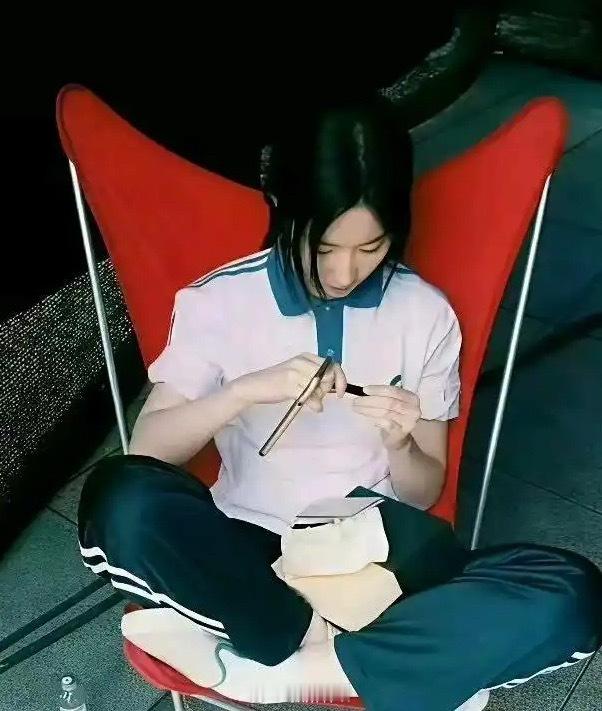 刘亦菲这么有钱还这么节约，这把3000块的红椅子，用了十年都没换！