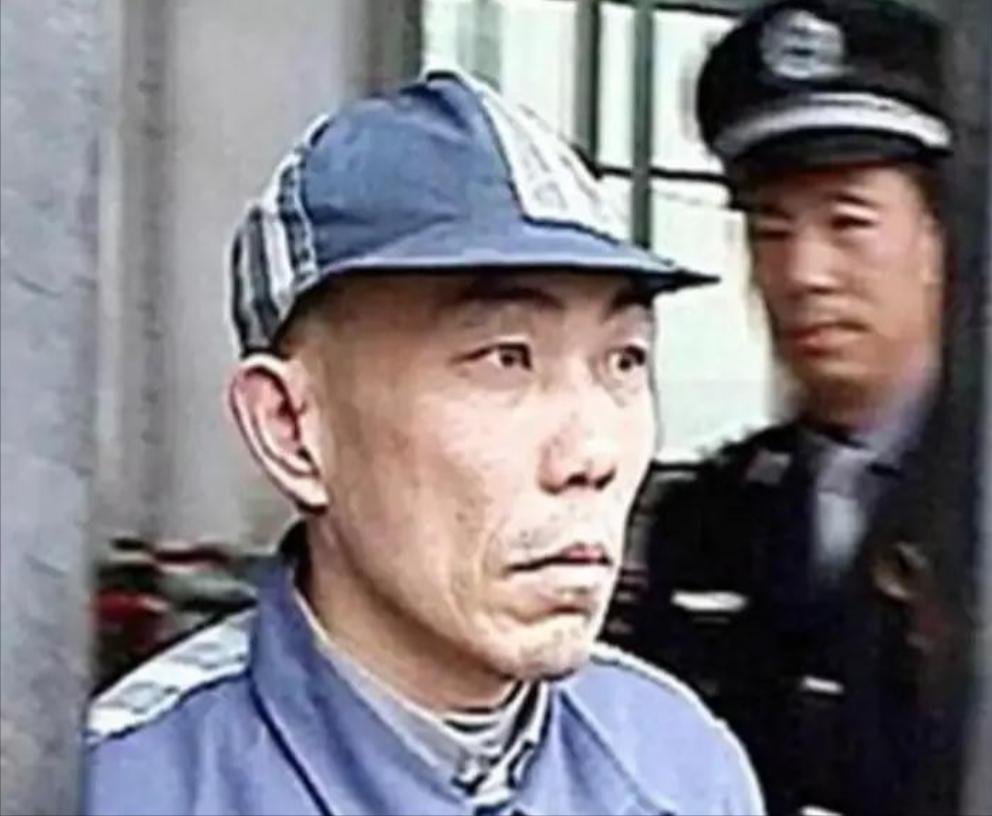 冤啊！河南鹿邑一名本本分分的农民，酒桌上脱掉外衣，露出一件只花3块钱买来的绿色背