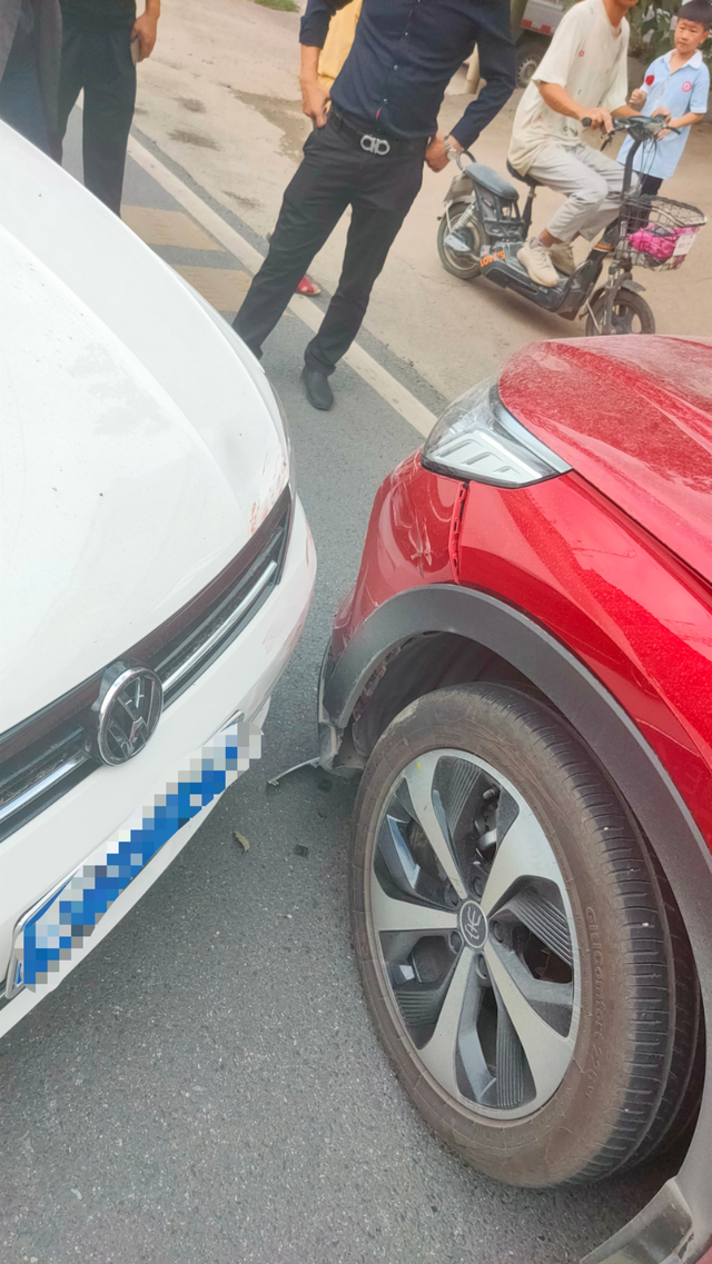 直行的情况下车速在60左右正在下班高峰期，对向很多车。结果一个女司机藏在开过