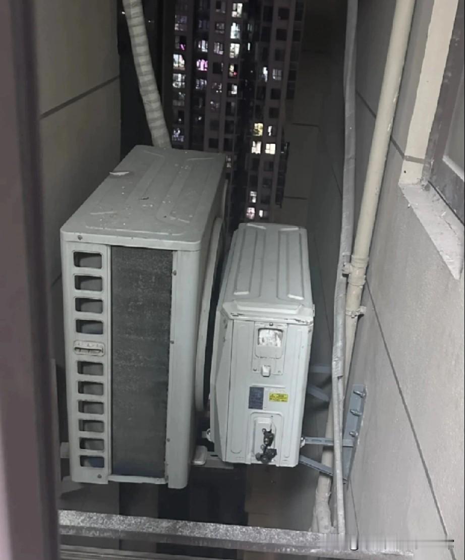 邻居把空调外机怼我家窗，我用魔法打败魔法!家时窗户外，邻居硬把空调外机装在