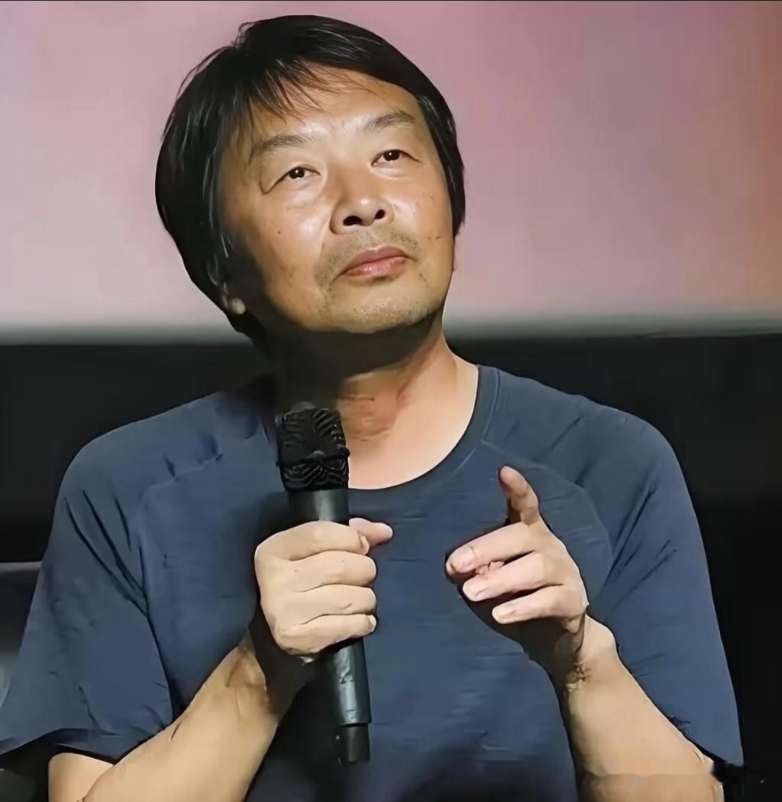 刘震云一段特别现实、也特别清醒的话：“牌友催你打牌，酒友劝你干杯，驴友带你游玩，