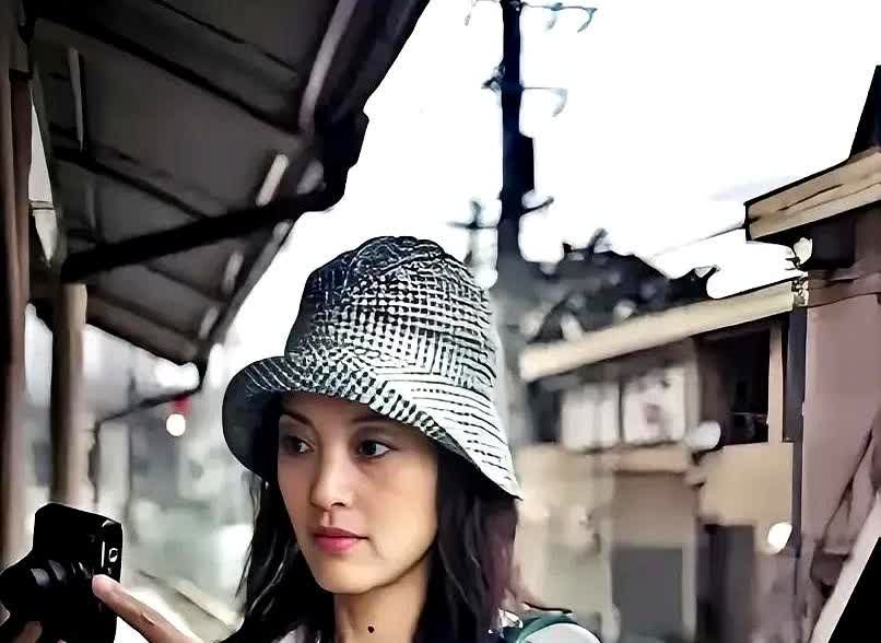 张纪中的前妻樊馨蔓比张纪中小十五岁，不光是美女，还是才女，更是富婆。在马