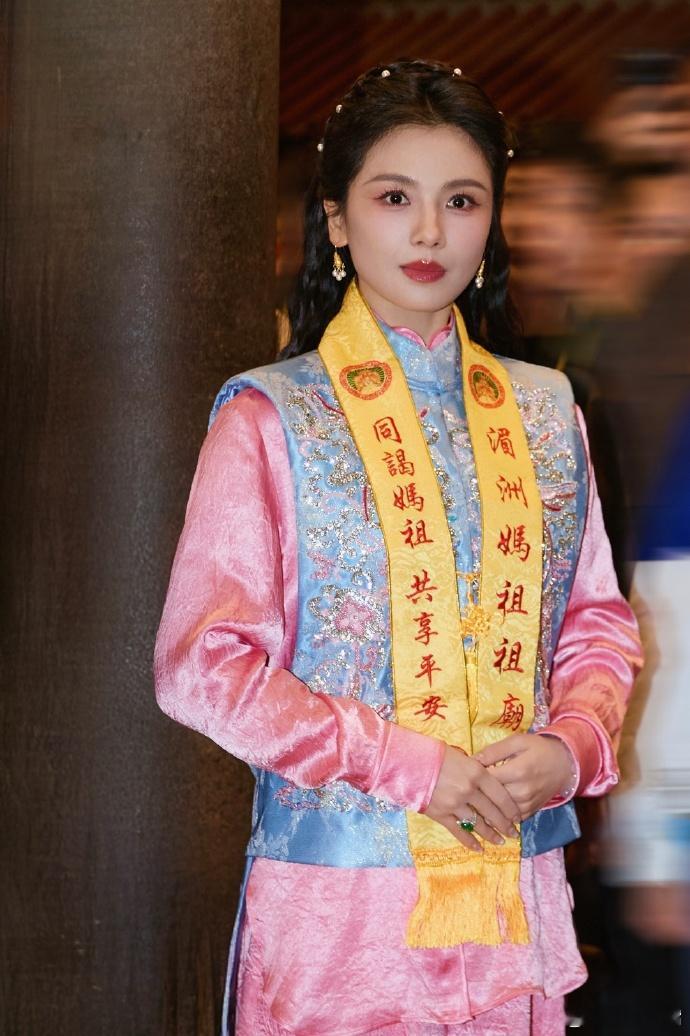 刘涛出席妈祖诞辰1066周年大会涛姐气质绝了！出席湄洲祖庙妈祖诞辰大会，传统装