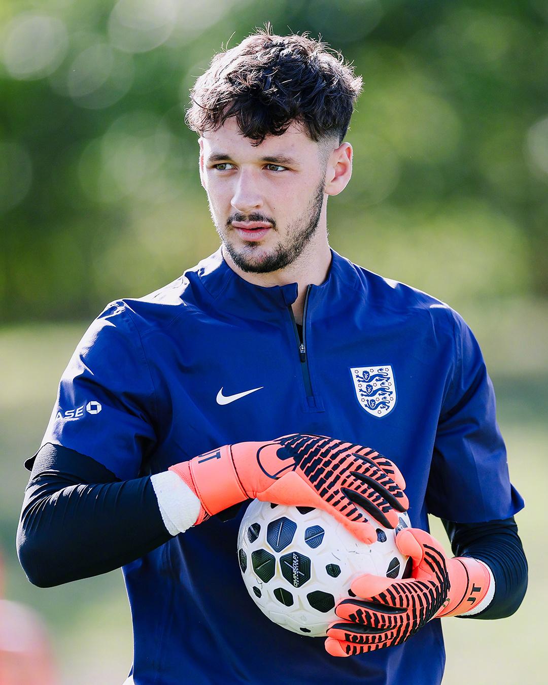 欧洲转会新闻发布会！★说好的首发呢？随着多纳鲁马的到来，曼城门将特拉福德和奥