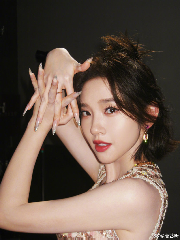 这是我从未见过的唐艺昕唐艺昕这次营业真的太给力了，每一张都美出新高度，姐姐这颜