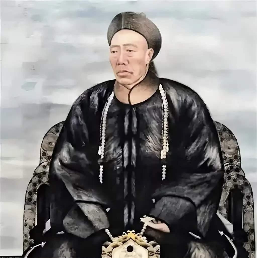 权力的怪胎在漫长的皇权时代，太监并不是简单的“坏人”，而是一种制度硬生生催生出