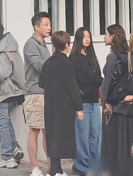 注意看，别再揪着原生家庭那套理论不放了，看看汪小菲闺女如今的模样。对比过去照片，