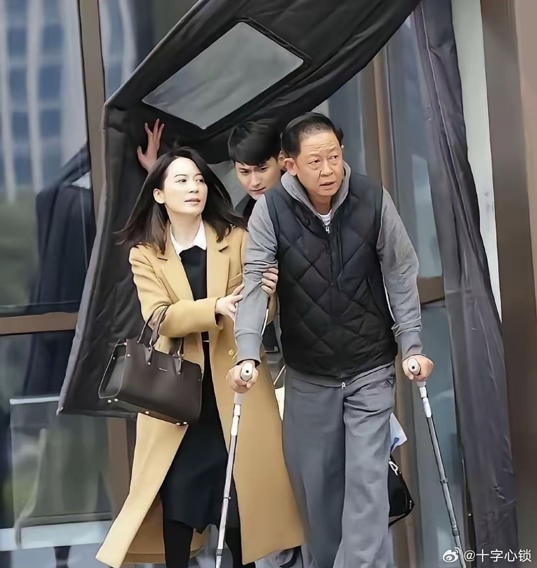 王志文都这样了，身边还是美女不断啊