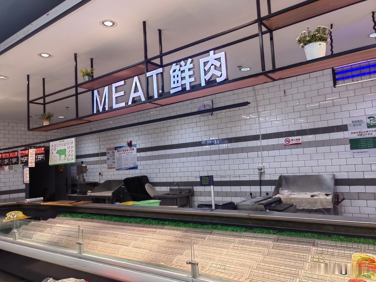 11月27日报道去万家福超市，人多得不行，超市里东西都没了，我俩面面相觑，怕排队