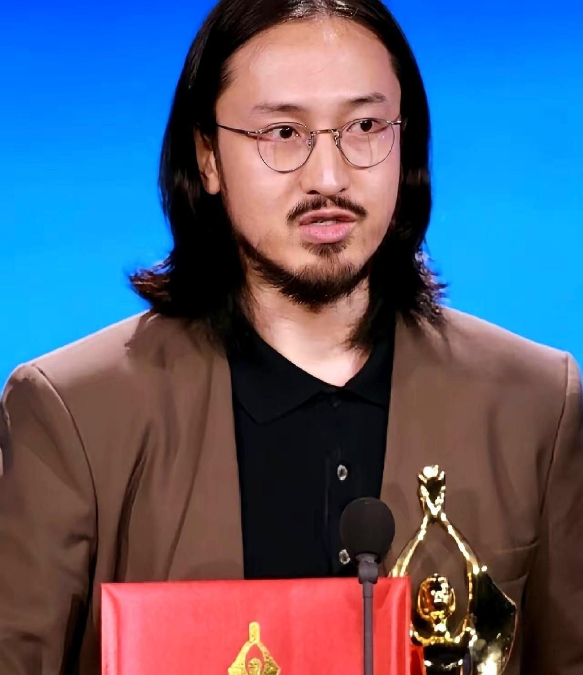 王传君不说漂亮话，但片场较真到凌晨三点。唐嫣笑得再甜，也逃不过一句“你装的”