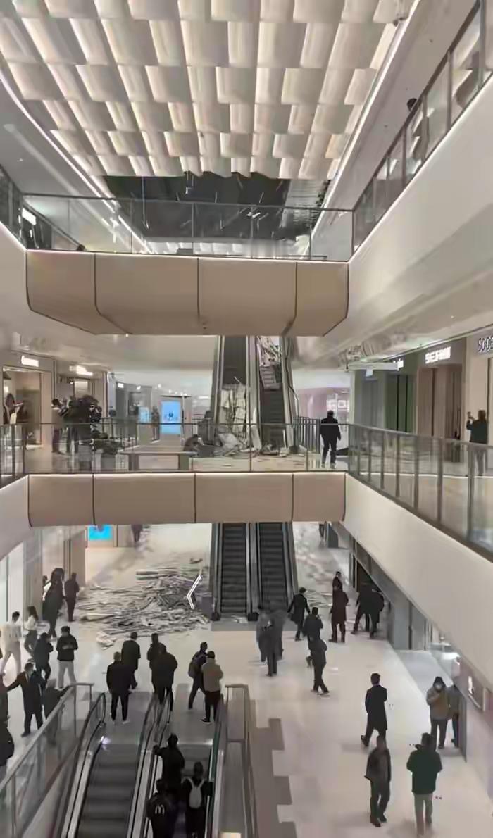 11月17日，有网友发布视频称，陕西省西安市新城区龙湖长乐天街内发生吊顶脱离事故