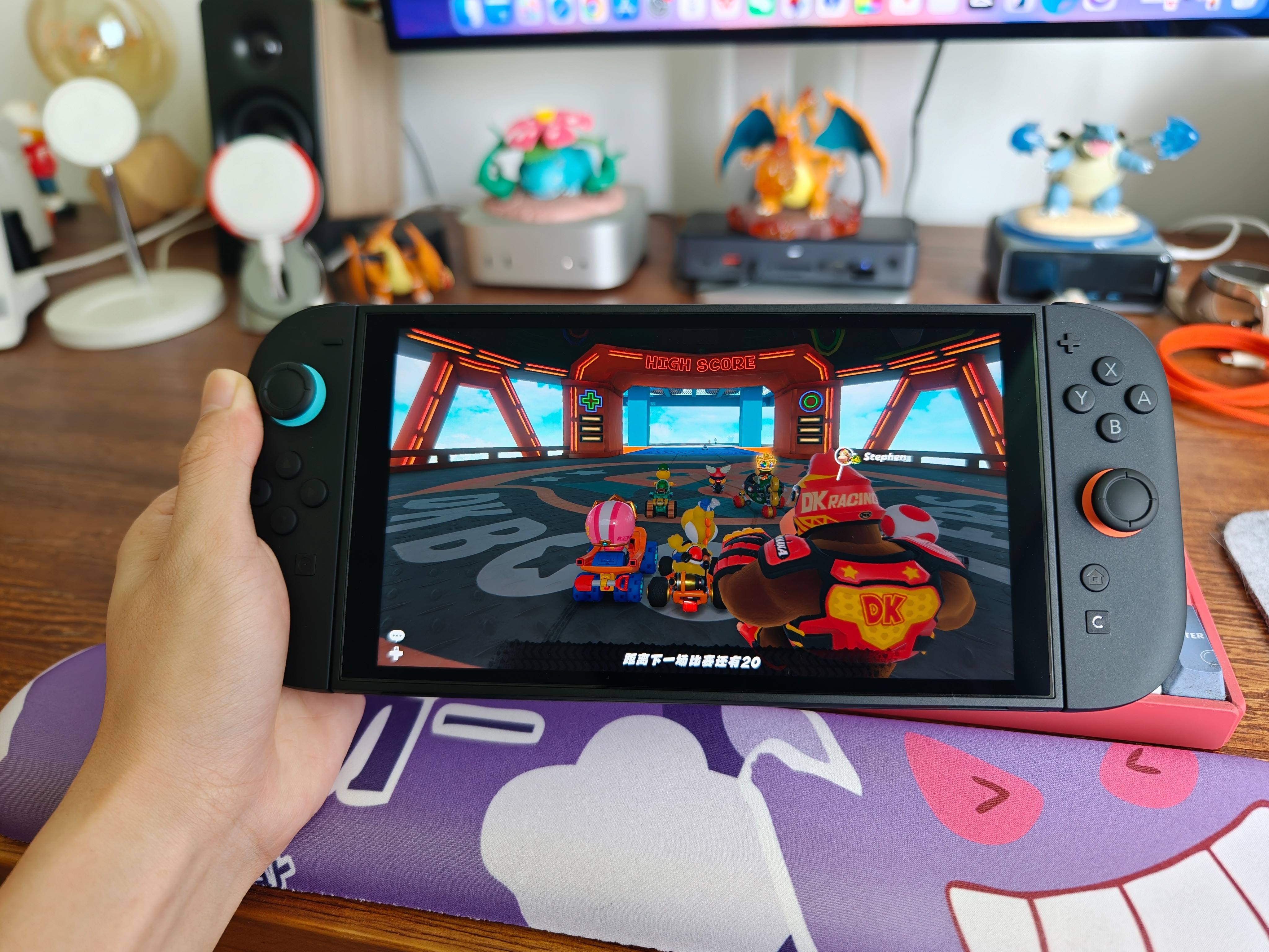 Switch2真挺重的，又大，捧着连续玩半小时以上就要放松下手指，这要是再戴个保