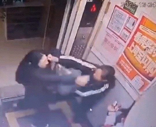 一小区早高峰的电梯内，一名女子乘坐电梯时，遇另一名女乘客霸占电梯等人，可见，电梯