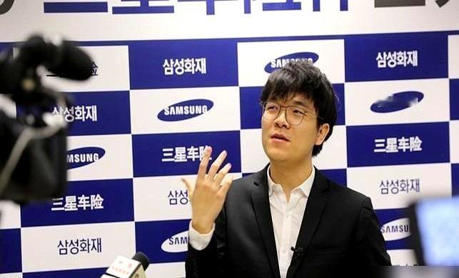 八个世界冠军在手，柯洁居然连着三个月没摸正式比赛的棋盘了。2026年三星杯预