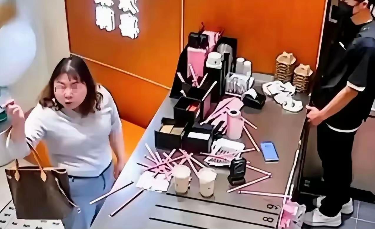 如此彪悍的女老师，已经为自己的行为付出代价了！她被拘留后，极有可能被开除！这对她