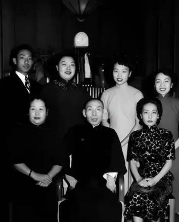 1965年，杜月笙的四姨太姚玉兰外出打牌，突然全身燥热，坐立不安，她心中有不好的