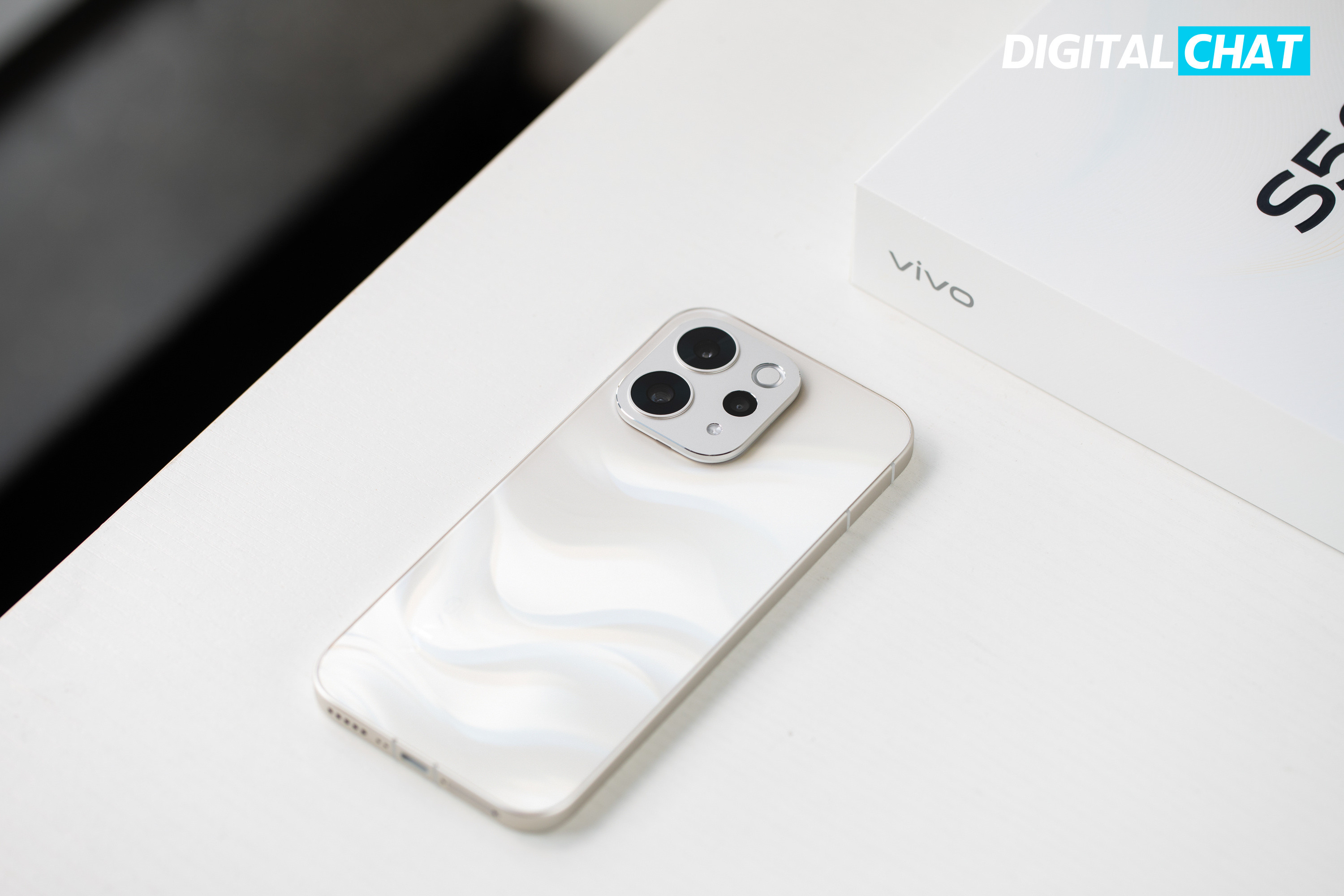 简单上手了一下vivoS50，告白配色的纱缎光刻工艺有点东西，背板摸起来是细腻