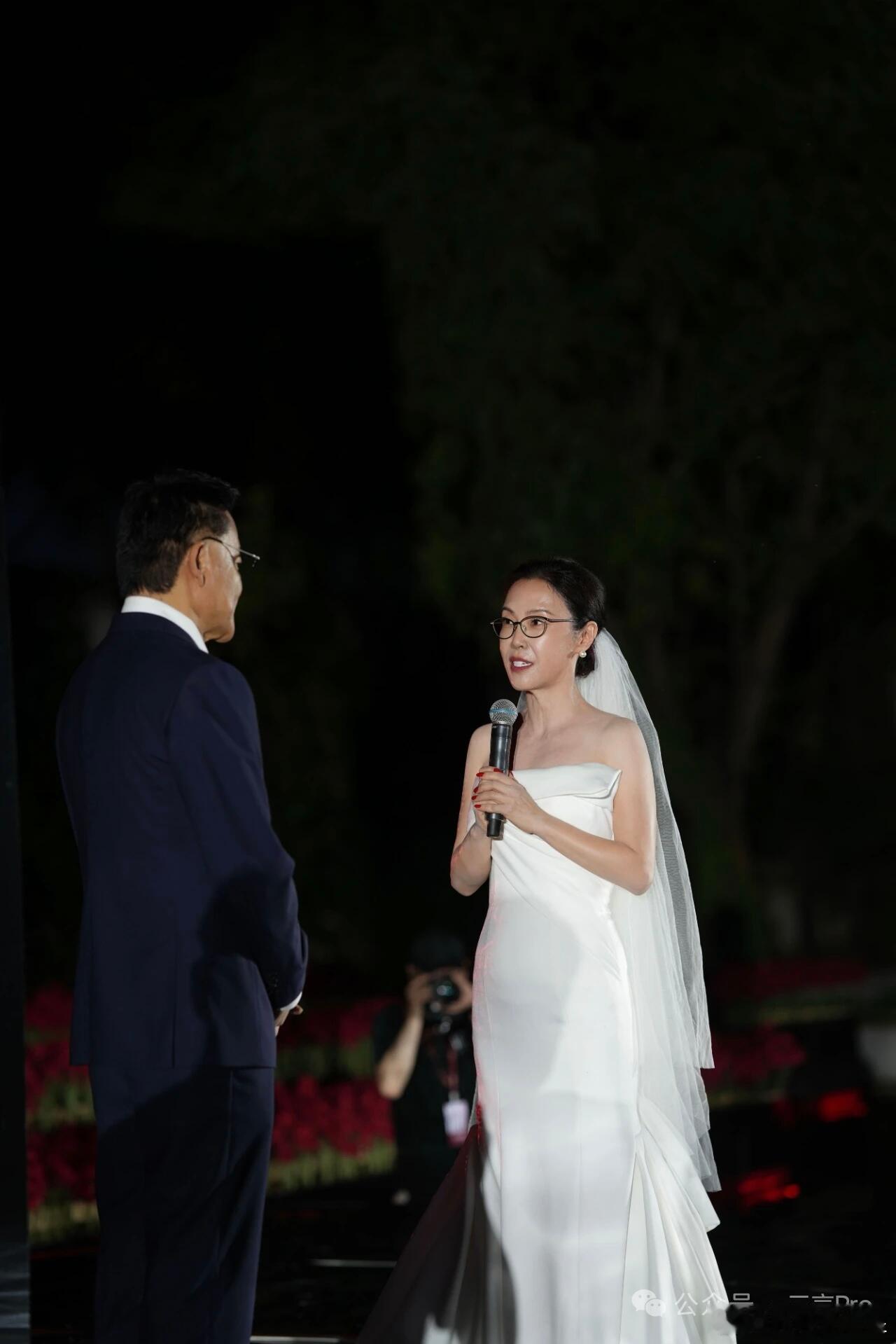 当当网创始人李国庆大婚没有去找一二十的小姑娘就说明李国庆还是有底线的[思考]​