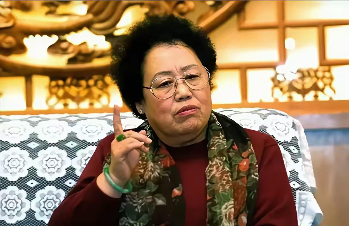 一天只花十块钱？我感觉有钱人都会说自己对钱不感兴趣，每次出镜戴的手镯挂坠都是精心