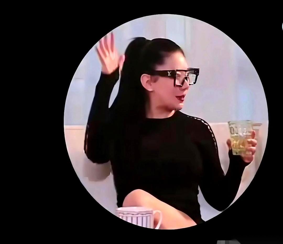 我跟你说，这世上最尴尬的事儿，就是你爹给你找了个小女友，结果比你还小两岁。一家