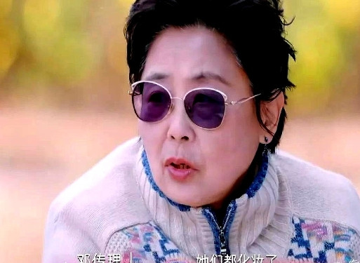 节目组拿了张雨绮的照片给黄圣依妈妈看，黄圣依妈妈却说：“这不是张雨绮，她不是这个