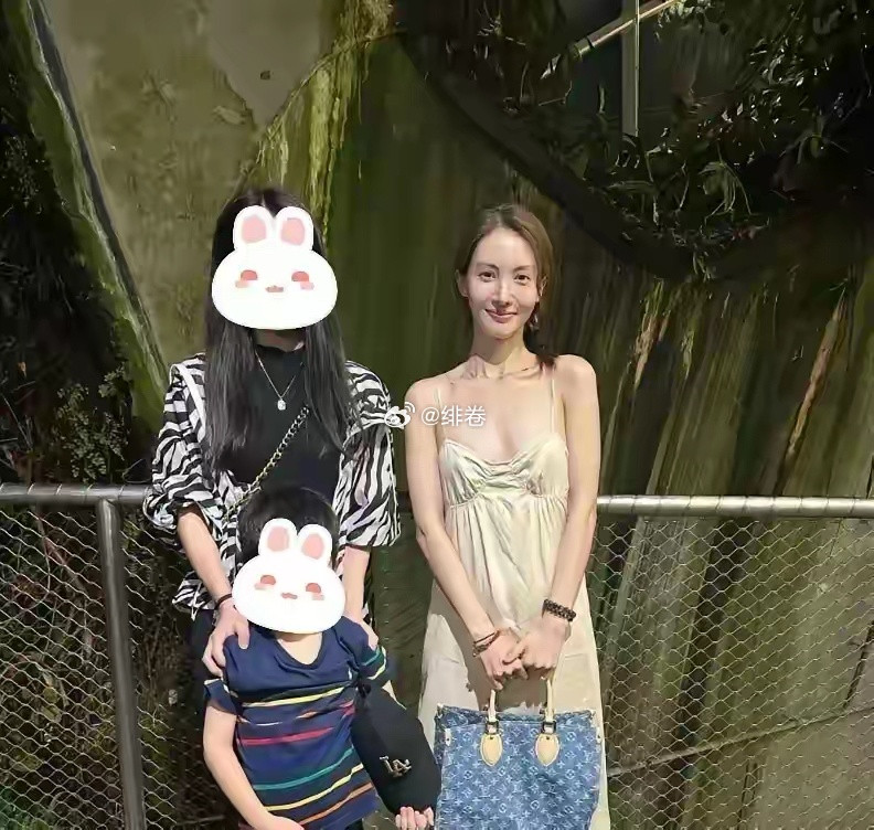 路人偶遇金晨，面容略显疲惫，身形十分纤瘦，吊带穿搭大胆又很有个人风格​​​