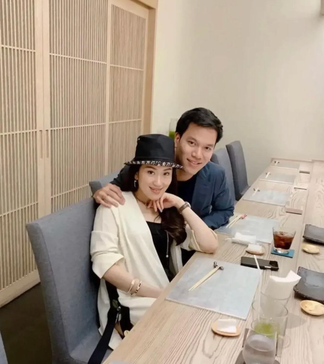 这是佩通坦以前恋爱的时候，柔美娇俏，从照片就看出来她不是心狠手辣的人，事实证明她
