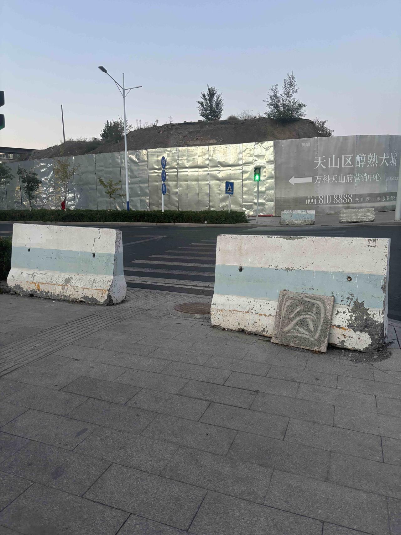 这到底是乌鲁木齐的哪个地方？反正这个地方，人行道通过的地方都