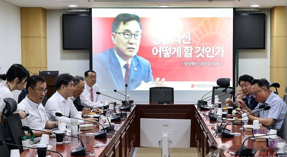 政坛大乱斗！韩国民力量党彻底分裂，高层联手逼宫废除帝王党首制7月22日，韩国
