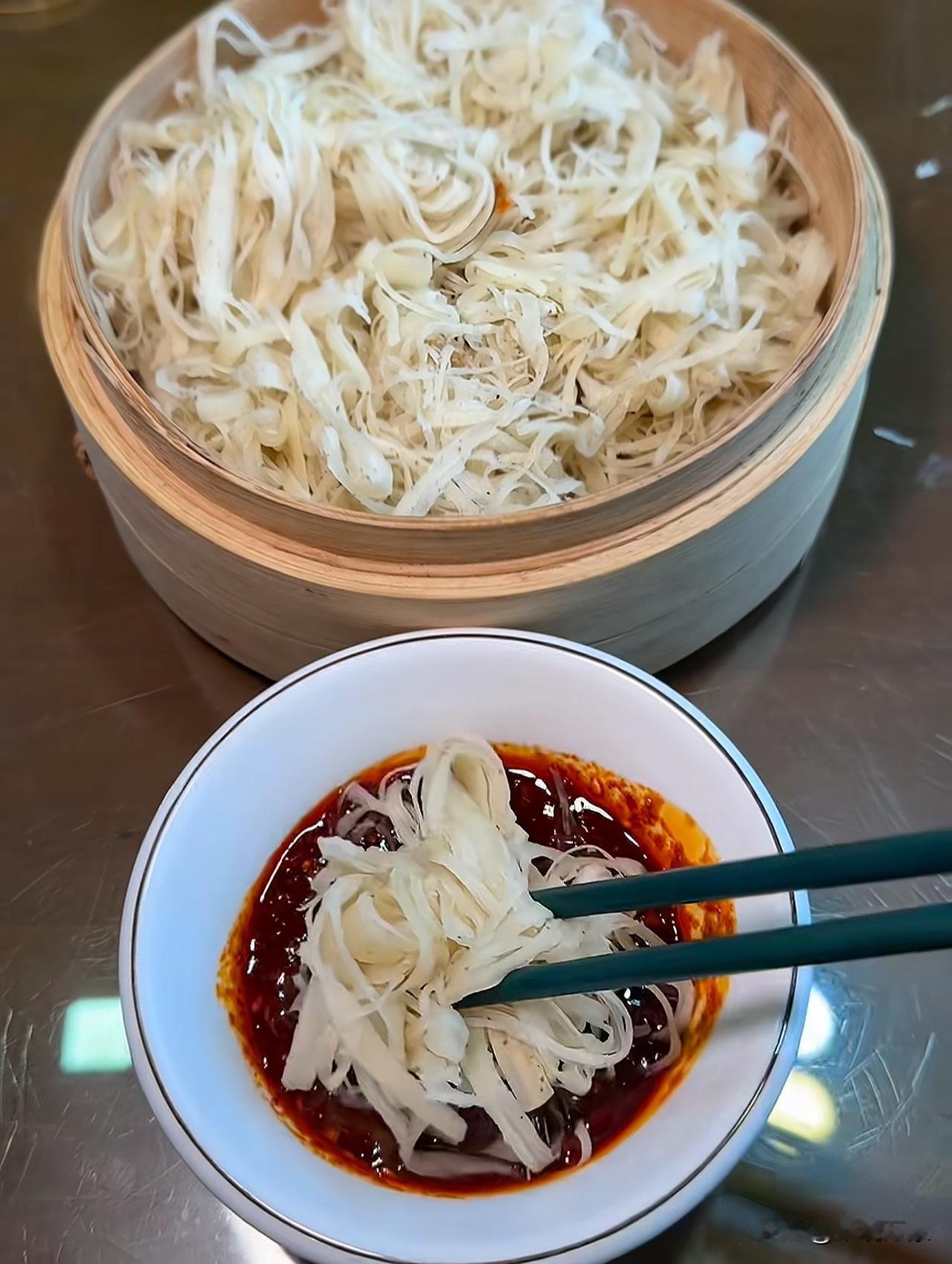 来西安第一顿，西安的朋友这叫啥？很好吃，很适合我的口味，