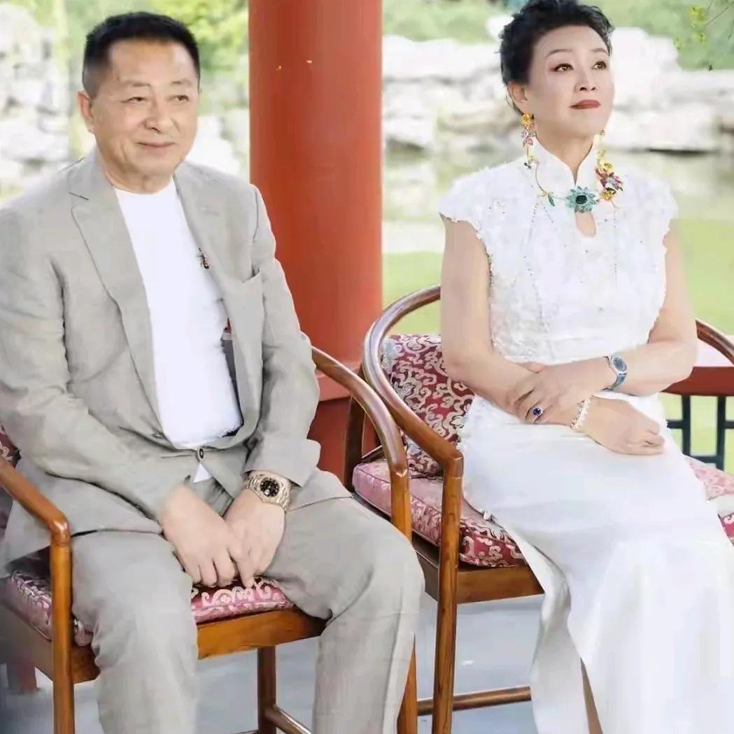 汪大爷与张兰，差别太大了！张兰很讲究体面，注重衣着，出席儿子的婚礼时，穿着多套