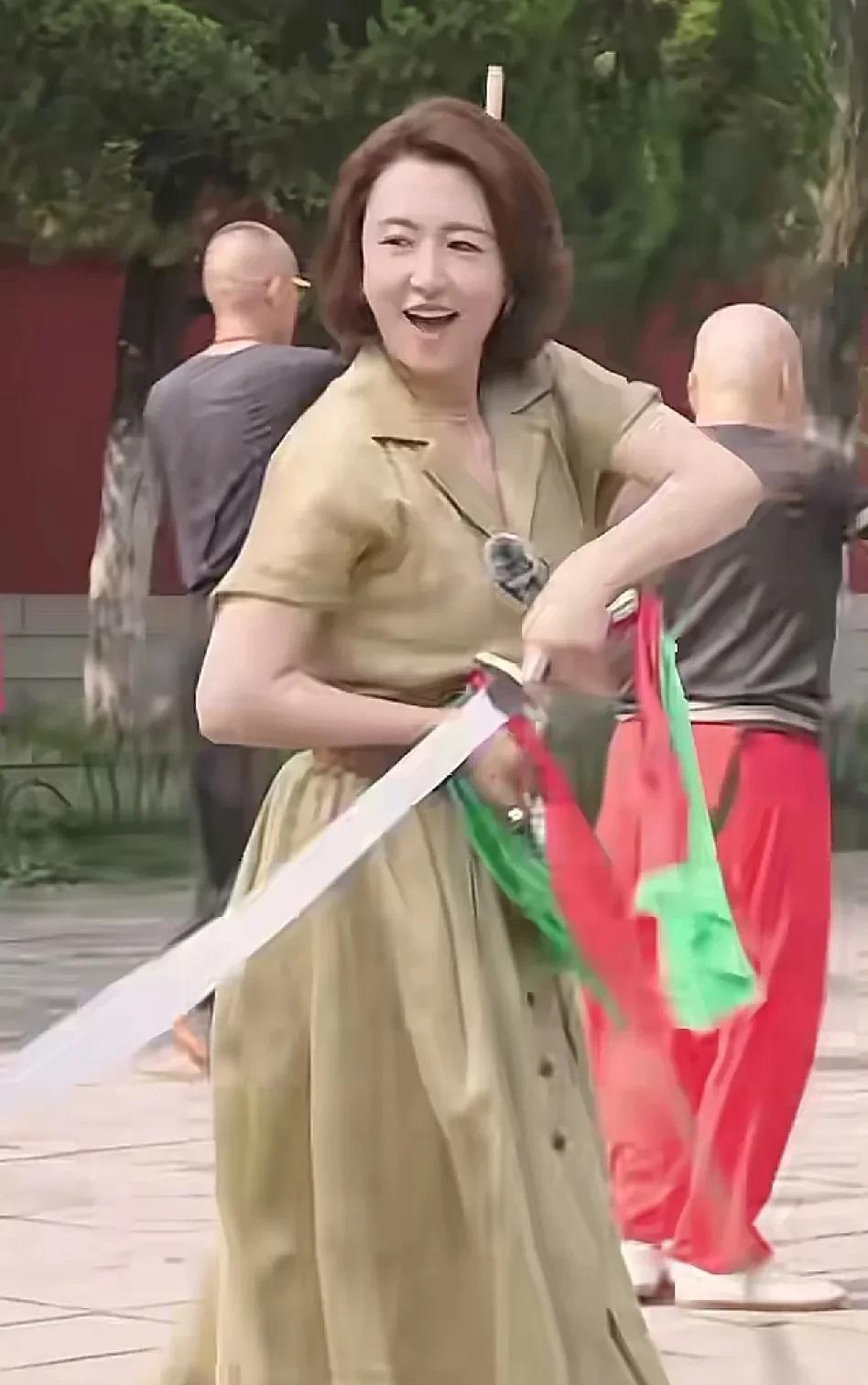 主持人张蕾太能玩儿了，变身广场舞大妈，跟随音乐一起摆动，十分接地气。与平常端庄大