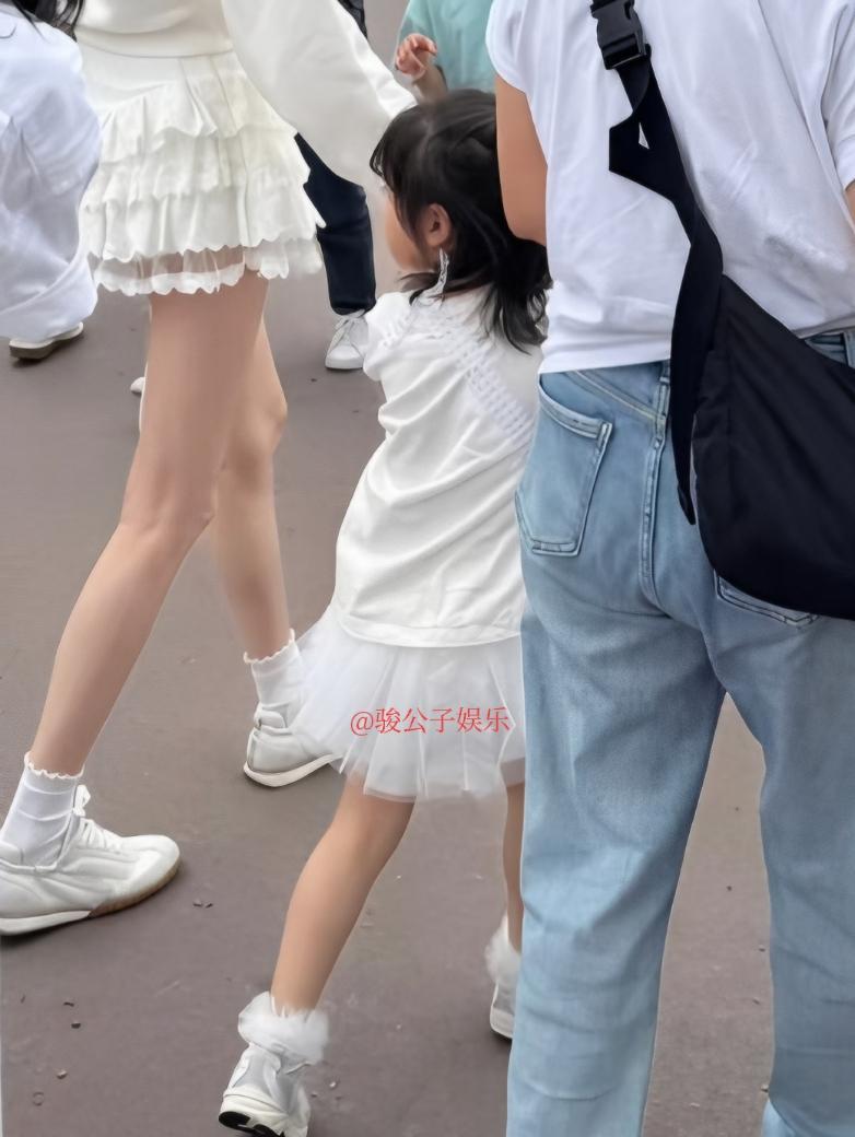 奚梦瑶带娃逛迪士尼，腿长到像开了外挂。女儿Romee一站，全场自动让道。冷白