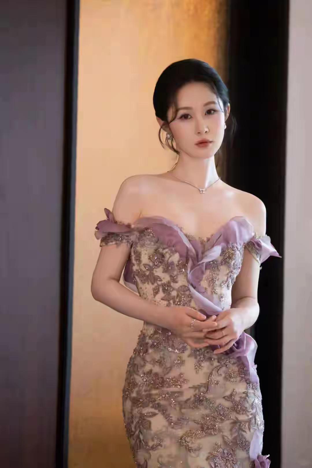 优雅气质，紫色礼服，闪耀细节，迷人风采