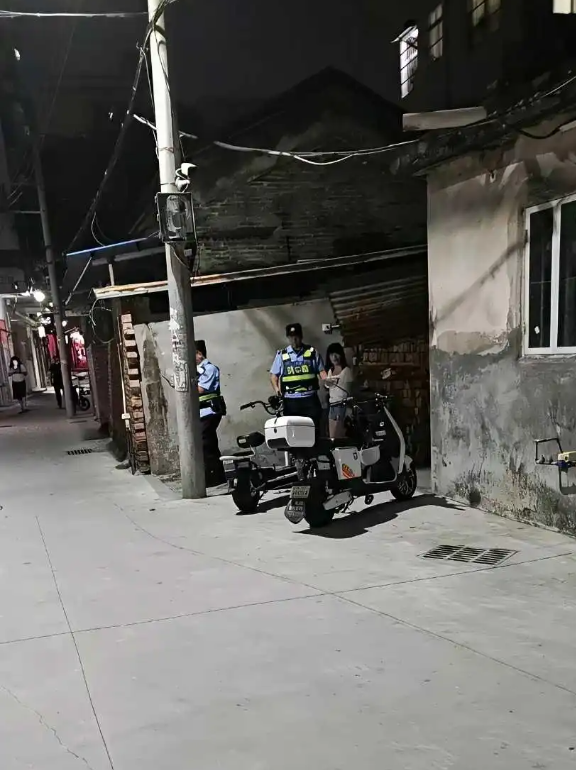 迷路误入黑巷子的女孩被警察救助了。