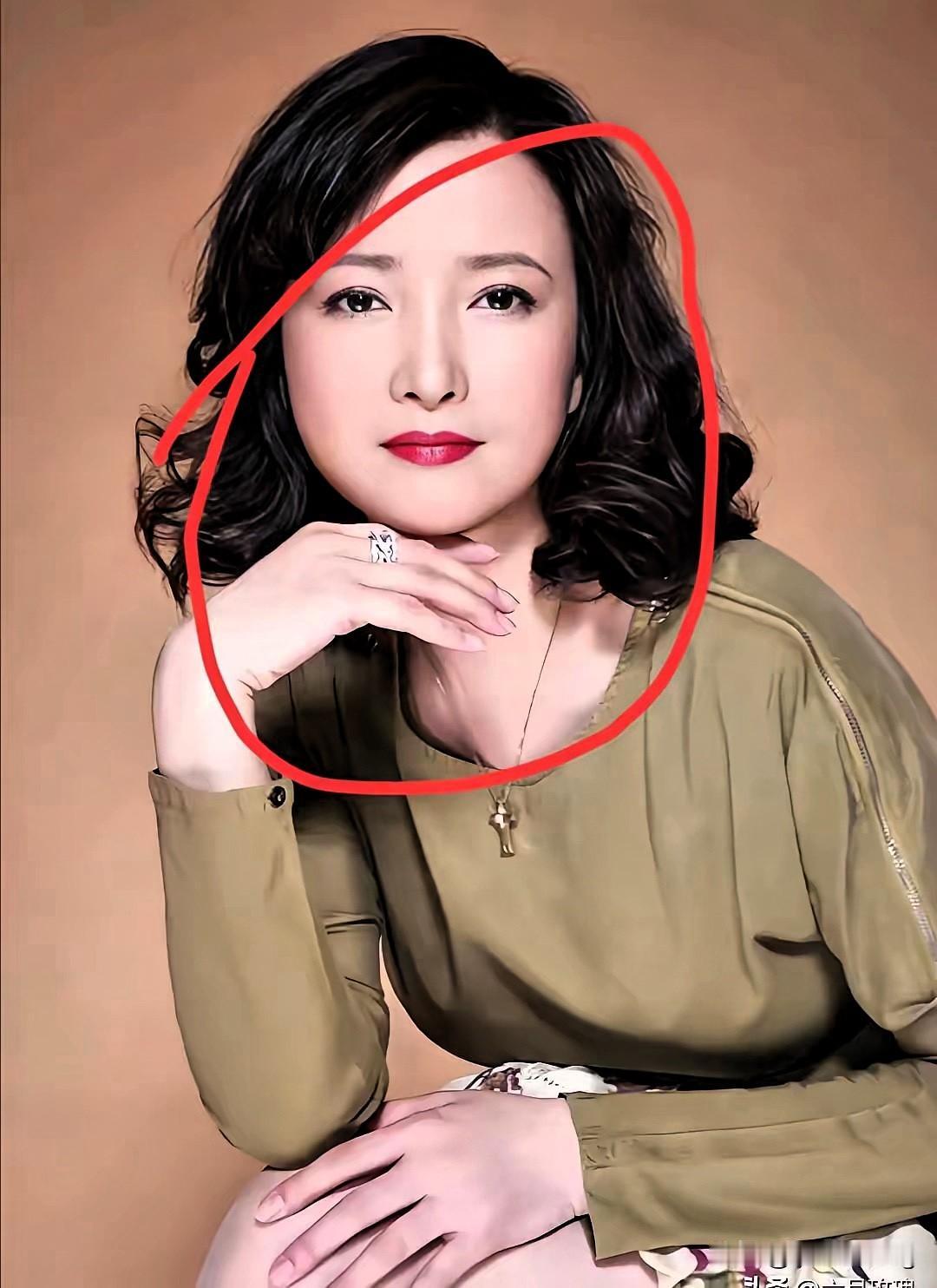 唐国强这波操作，真的给娱乐圈的“塑料情谊”上了最狠的一课！何晴卧病八年，昔日