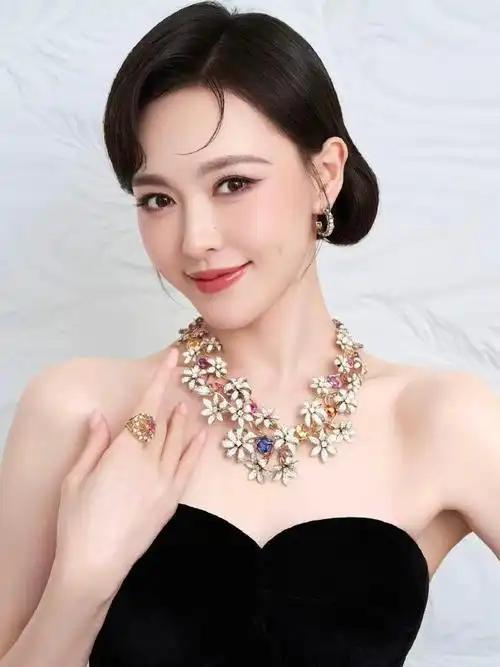唐嫣因为40岁的状态推上热搜。 她的状态看起来就像20岁刚出头的小姑娘，甚至