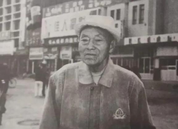 1965年，时任全国妇联副主席的邓颖超接到秘书汇报，有一位来自赤峰的工人正在国务