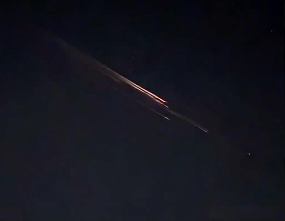 美国多地又上演“星辰”坠落的奇景，看起来就像是灾难片中大块陨石坠落的场景，在美国