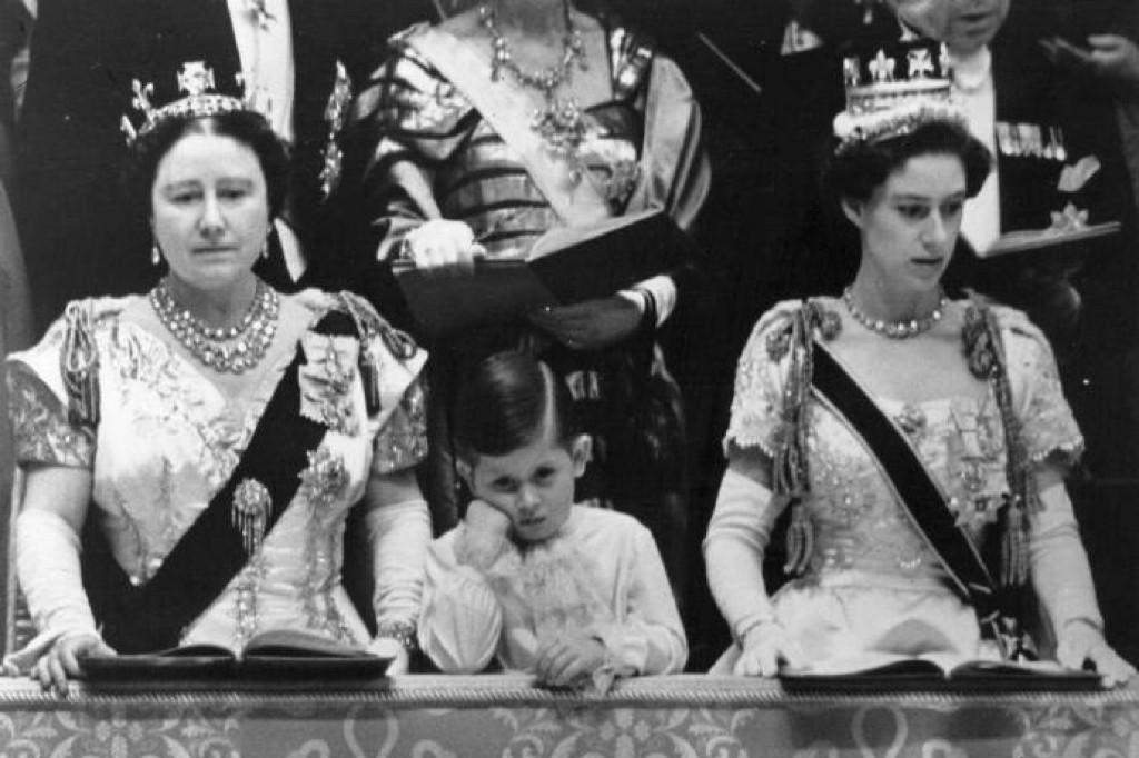1953年，4岁的查尔斯王子在母亲伊丽莎白二世的加冕典礼上的照片，旁边分别站着祖