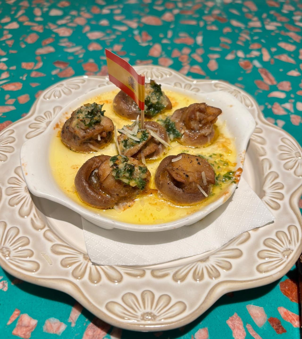 我离职的时候，公司两个领导找我谈话，都给我画大饼，但就不提涨工资的事儿。我也不提