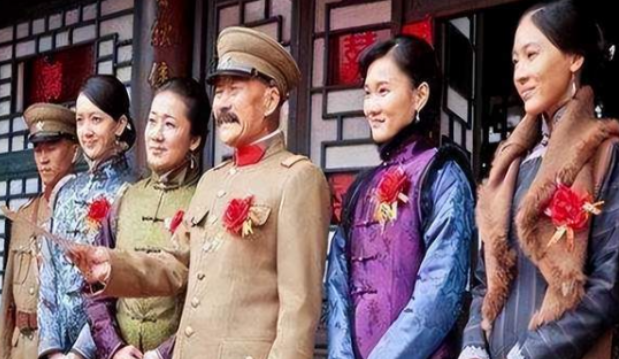 张作霖被日军炸死，举家痛哭，五姨太却跟没事人一样，打扮得花枝招展，陪日本客人。张